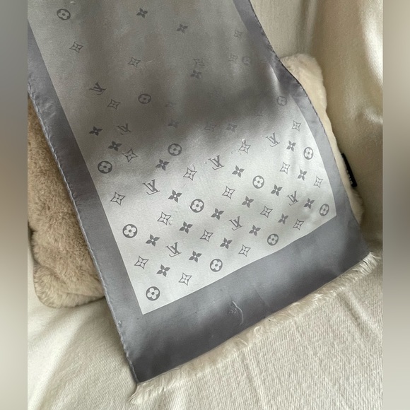 Louis Vuitton Silk Falling Monogram Stole - Picture 4 of 15